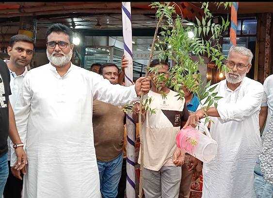 ফুলবাড়ীতে নিমতলা মোড়ের ঐতিহ্য ধরে রাখতে নিম গাছ রোপন