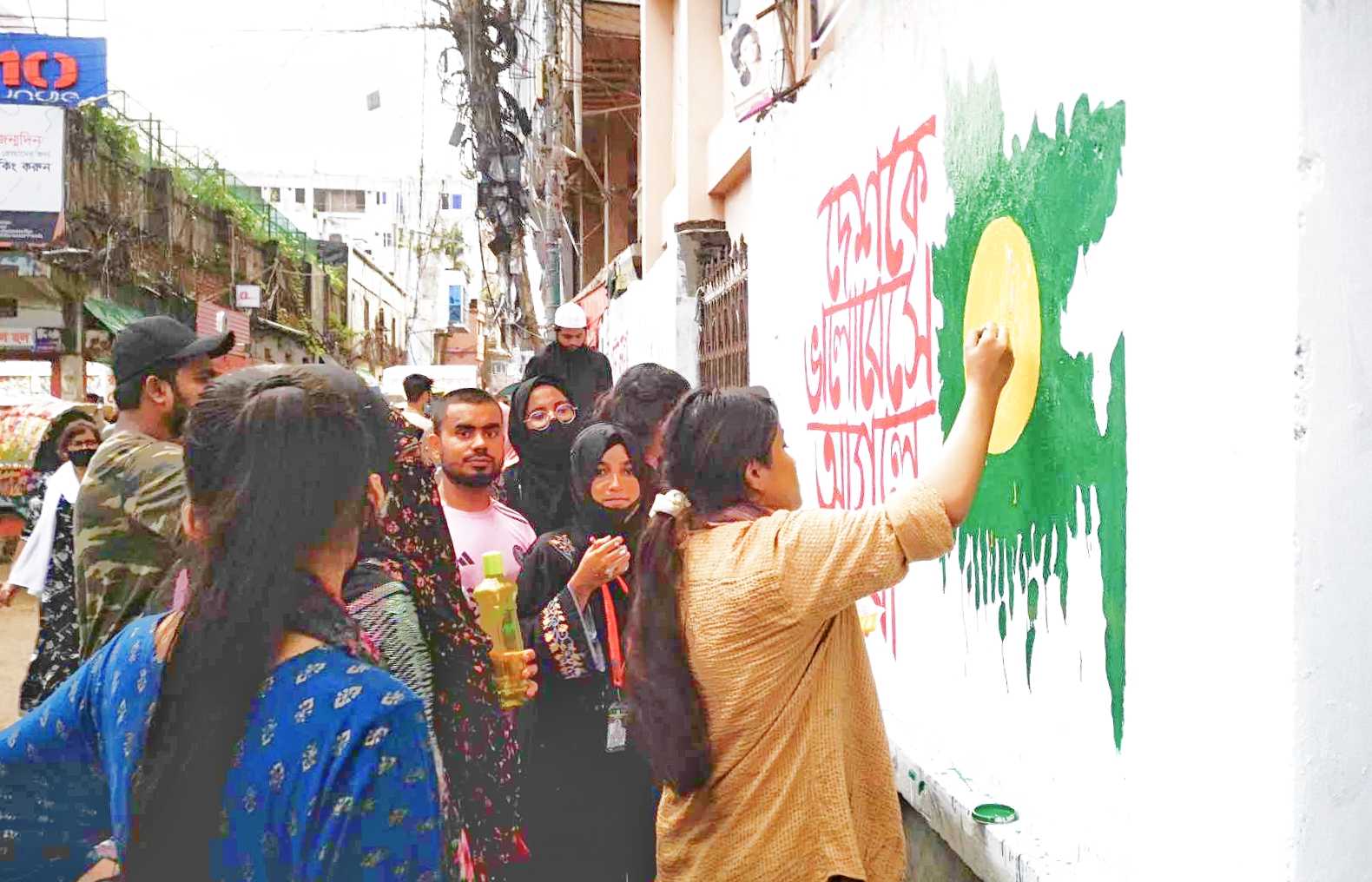 নরসিংদী মাধবদীতে বিবর্ণ অতীত মুছে দেয়ালে দেয়ালে ‘স্বপ্নলিপি’ আঁকছেন শিক্ষার্থীরা