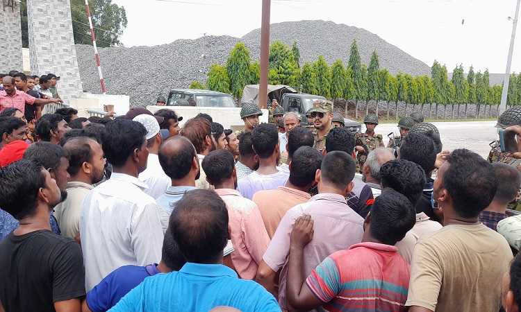 মধ্যপাড়া পাথর খনির উৎপাদন বন্ধের প্রতিবাদে শ্রমিকদের বিক্ষোভ
