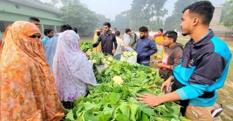 ঠাকুরগাঁওয়ে কৃষক ও ক্রেতার মেলবন্ধনে কৃষকের বাজার