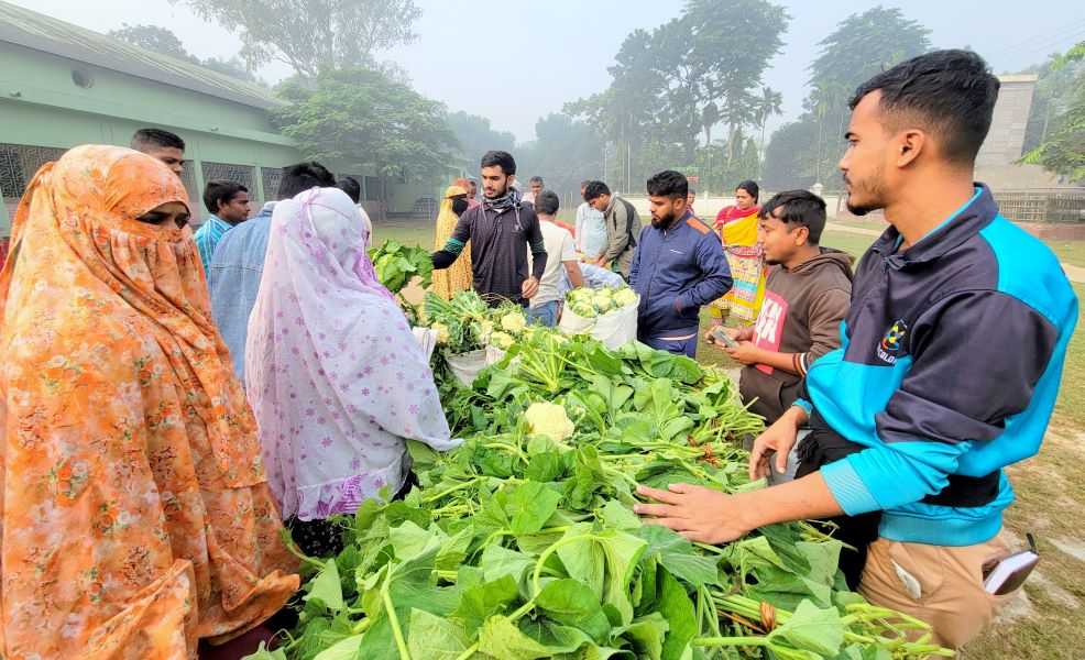 ঠাকুরগাঁওয়ে কৃষক ও ক্রেতার মেলবন্ধনে কৃষকের বাজার