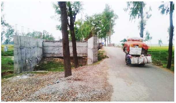 পার্বতীপুরে তিন বছরেও নির্মাণ হয়নি ব্রিজ, সড়কে ভোগান্তি