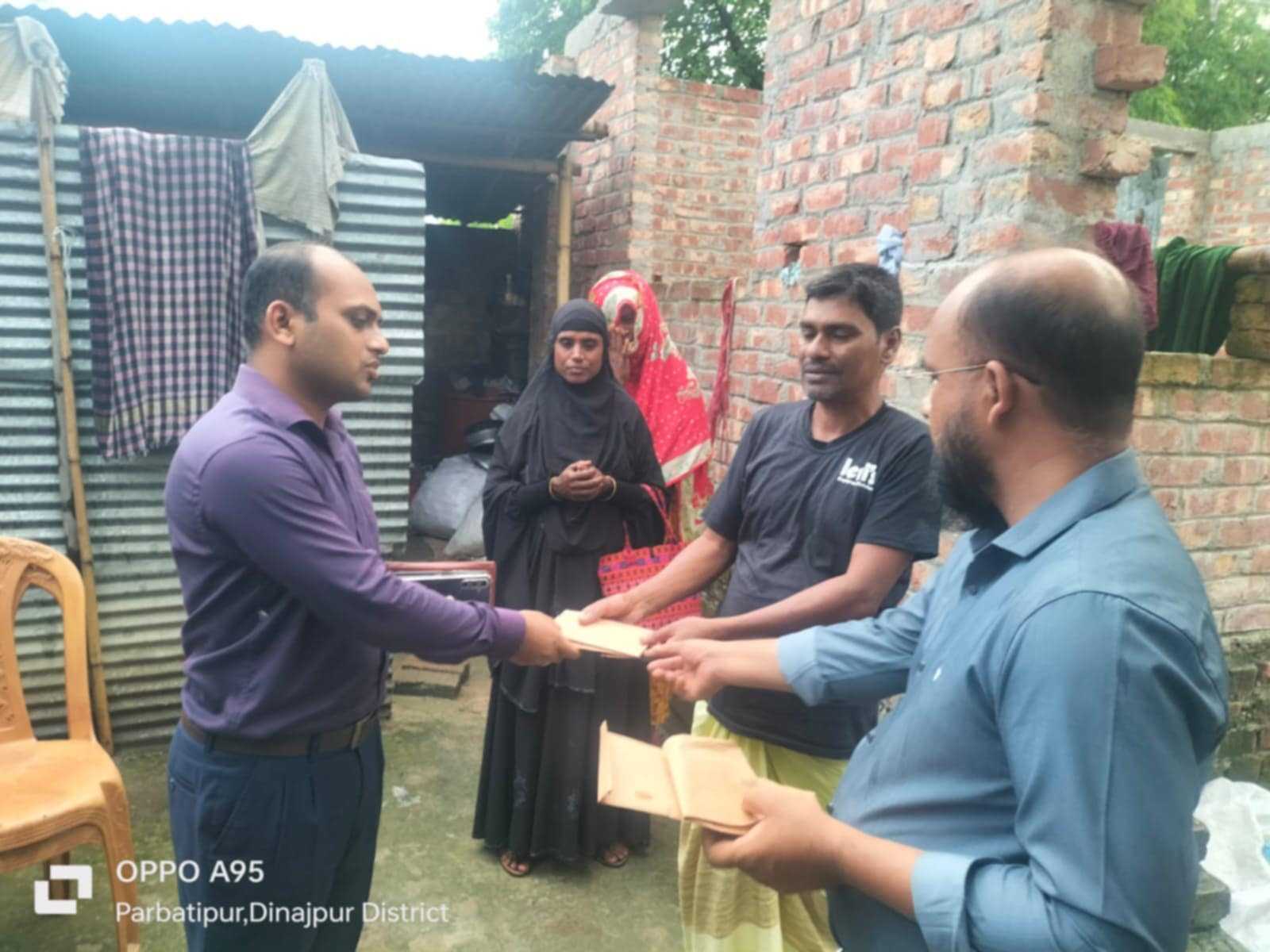 পার্বতীপুরে পানিতে ডুবে মৃত্যু দুই শিশুর পরিবার পেল আর্থিক অনুদান