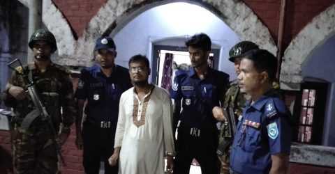 পার্বতীপুরে সেনাবাহিনীর অভিযানে ট্রেনের টিকিট কালোবাজারি আটক 