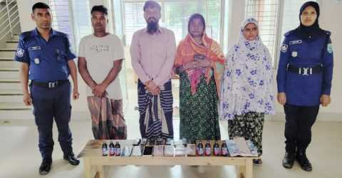 পার্বতীপুরে যৌথ বাহিনীর অভিযানে মাদক ও নগদ টাকা সহ আটক ৪ জন