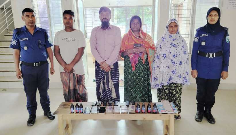 পার্বতীপুরে যৌথ বাহিনীর অভিযানে মাদক ও নগদ টাকা সহ আটক ৪ জন