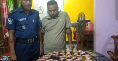 পার্বতীপুরে যৌথ বাহিনীর অভিযানে মাদকসহ আটক ১