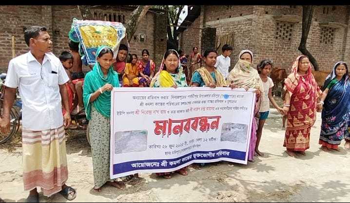 পার্বতীপুরে ৫পরিবারের চলাচলের রাস্তা অবরুদ্ধ : প্রতিবাদে মানববন্ধন