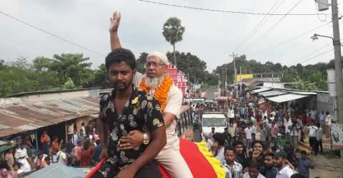 ধামইরহাটে শিক্ষক খেলাল-ই-রব্বানীকে হাতির পিঠে করে বিদায় দিল