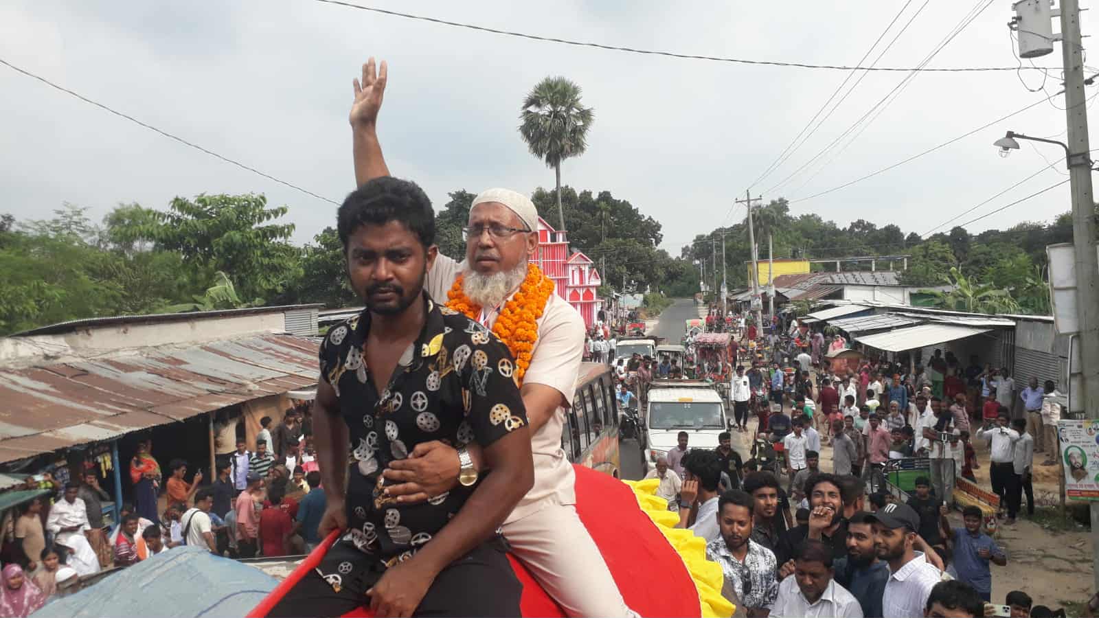 ধামইরহাটে শিক্ষক খেলাল-ই-রব্বানীকে হাতির পিঠে করে বিদায় দিল