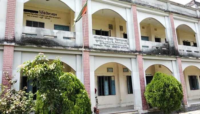 পাবর্তীপুরে পরীক্ষার ফি না দেয়ার ছাত্রীর সাথে অসৌজন্যমূলক আচরণ শিক্ষকের 