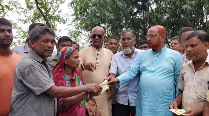পার্বতীপুরে বিএনপির সহায়তা প্রদান অগ্নিকাণ্ডে ক্ষতিগ্রস্ত ১০ পরিবারকে