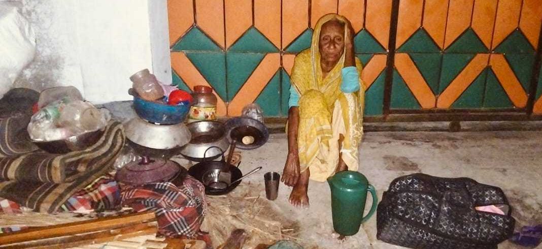 পার্বতীপুরে ৯৭ বছরের বৃদ্ধাকে রাতের অন্ধকারে ছেলের বউ ঘর ছাড়া করলেন